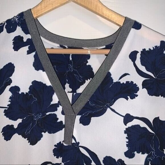 Halogen White Blue Floral Casual Long Sleeve V-Neck Pullover Blouse size Small - Picture 6 of 9